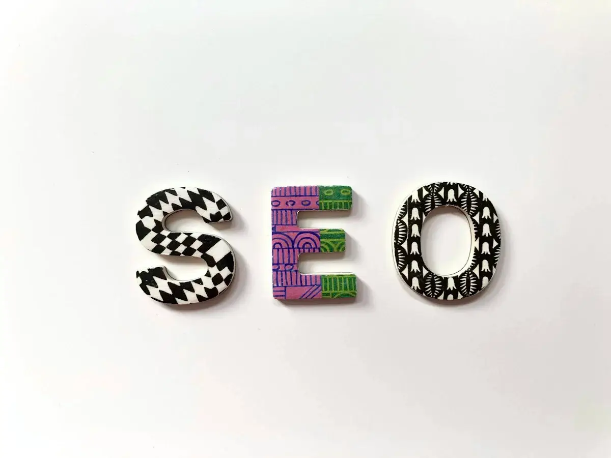 The letters S, E and O on a white background